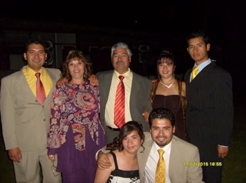 Luis Díaz junto a la familia que logró formar y mantener pese a las ausencias 
                                           y dificultades. Fuente: Facebook. LD 